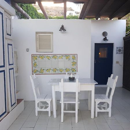 Con I Piedi Nell'Acqua Apartamento Stromboli Exterior foto