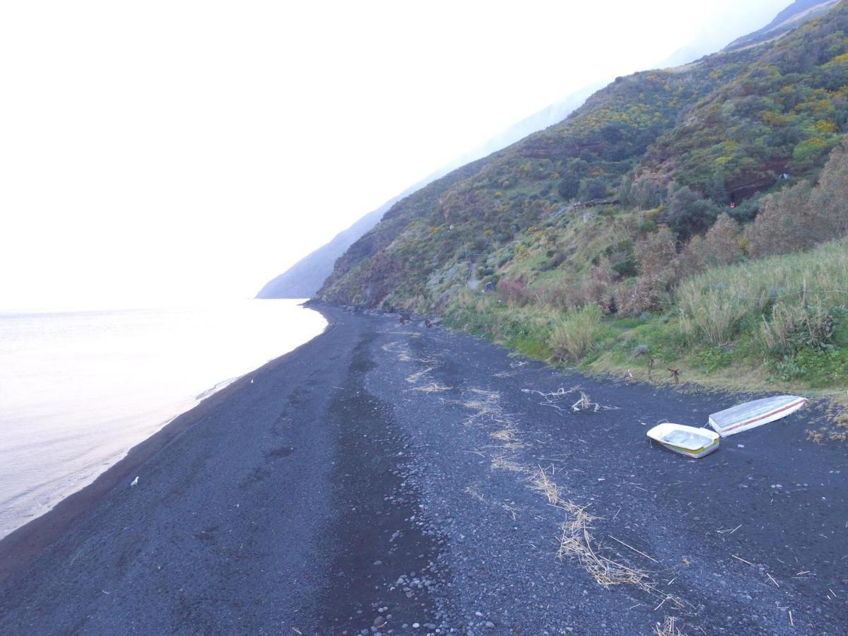 Con I Piedi Nell'Acqua Apartamento Stromboli Exterior foto